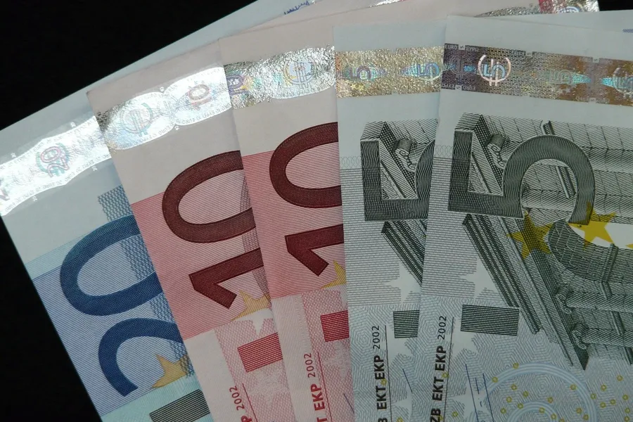 kaip užsidirbti didelių pinigų iš namų cfd uk 100