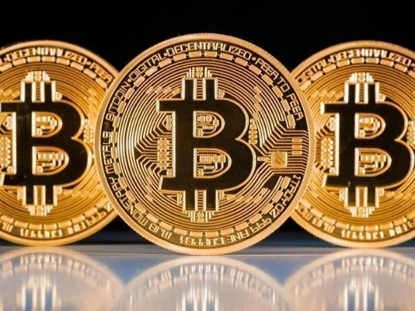 ar turėčiau investuoti į bitcoin prieš šakę?)