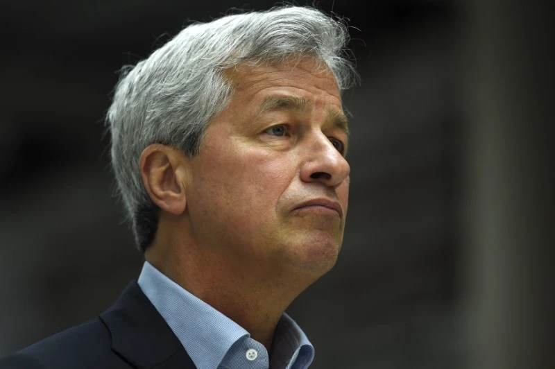 Jamie Dimon investuoja į bitkoinus)