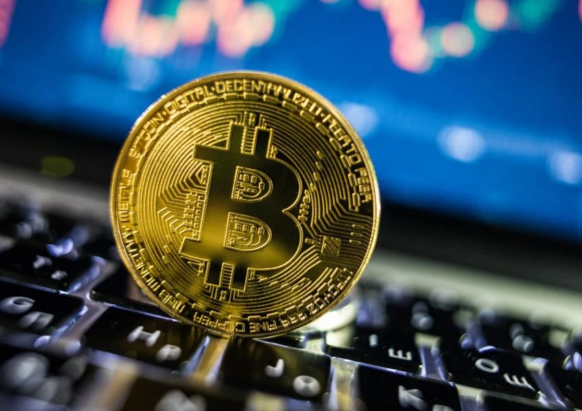 elmo investuoti į bitcoin)